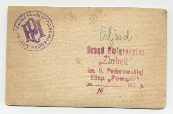 Photographie d'enfants «candidats à l'émigration» sur le pont d'un camion, prêts au départ d'une crèche de la Fondation éducative Hélène Paderewska, probablement en 1922 – avec légende manuscrite et tampons au verso