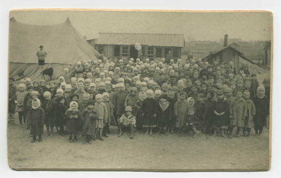 Photographie d'enfants «candidats à l'émigration» dans une crèche de la Fondation éducative Hélène Paderewska, en 1922 – avec légende manuscrite et tampons au verso