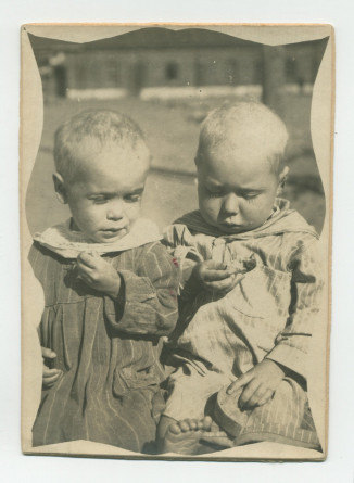 Photographie de deux enfants «rasés (épouillés) candidats à l'émigration» dans une crèche de la Fondation éducative Hélène Paderewska, en 1922 – avec légende manuscrite et tampons au verso