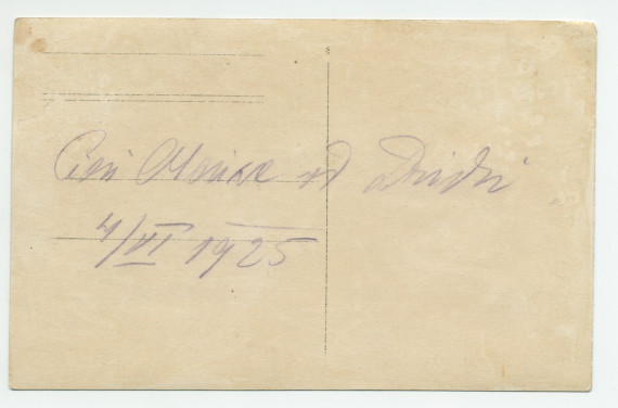 Photographie d'une classe de première année (sans doute financée par la Croix Blanche polonaise) avec enseignants, en 1925 – avec légende manuscrite difficile à lire au verso («Madame Moriwe à Deblin?)