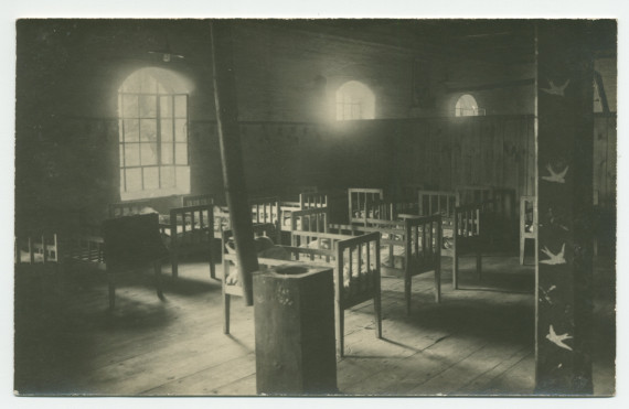 Photographie de berceaux dans une crèche de la Croix Blanche polonaise – tirage carte postale