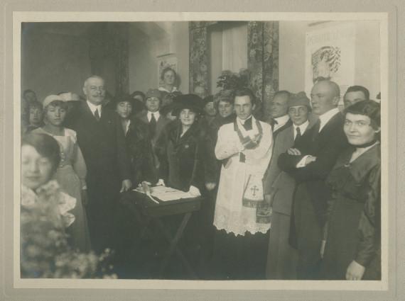 Photographie d'une cérémonie (religieuse?) présidée par Hélène Paderewska avec le concours d'un prêtre, en présence sans doute de bénévoles de la Croix Blanche polonaise