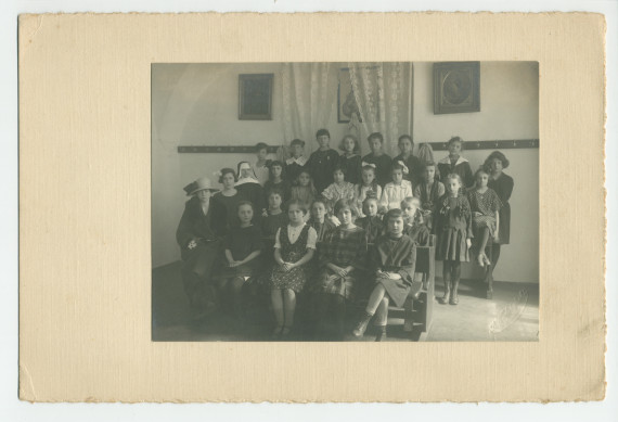 Photographie d'une classe de filles de quatrième année (sans doute financée par la Croix Blanche polonaise) avec enseignants (religieux) – avec signatures de toutes les élèves et tampon du photographe au verso