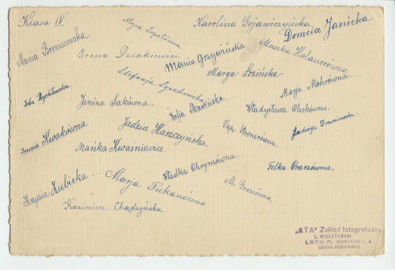 Photographie d'une classe de filles de quatrième année (sans doute financée par la Croix Blanche polonaise) avec enseignants (religieux) – avec signatures de toutes les élèves et tampon du photographe au verso
