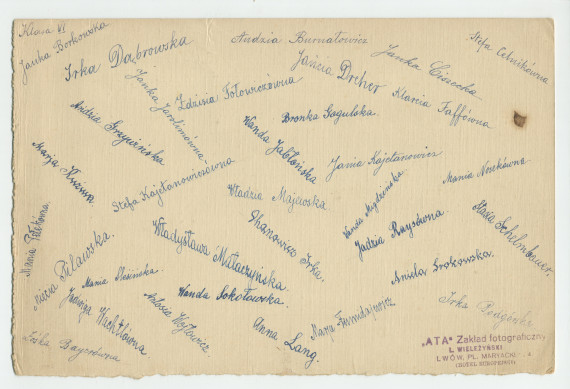 Photographie d'une classe de filles de sixième année (sans doute financée par la Croix Blanche polonaise) avec enseignants (religieux) – avec signatures de toutes les élèves et tampon du photographe au verso