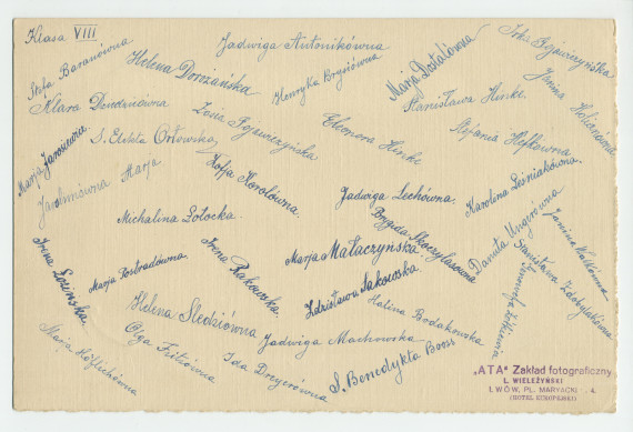 Photographie d'une classe de filles de huitième année (sans doute financée par la Croix Blanche polonaise) avec enseignants (religieux) – avec signatures de toutes les élèves et tampon du photographe au verso