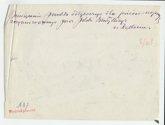 Photographie (de presse) de la «bénédiction de la maison pour les prisonniers de guerre par la Croix Blanche polonaise à Deblin», ville de la voïvodie de Lublin, dans l'est de la Pologne – avec légende manuscrite et tampon «service de presse» au verso