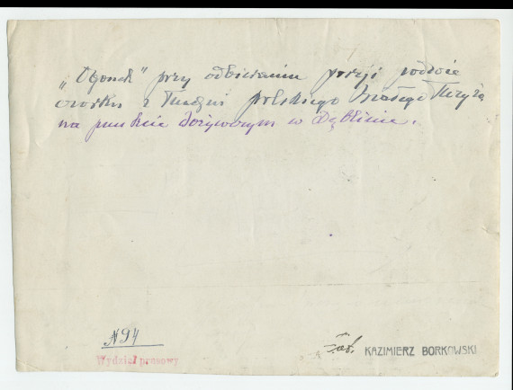 Photographie (de presse) d'une «queue de prisonniers de guerre attendant de recevoir à manger au point d'alimentation de la Croix Blanche polonaise à Deblin», ville de la voïvodie de Lublin, dans l'est de la Pologne