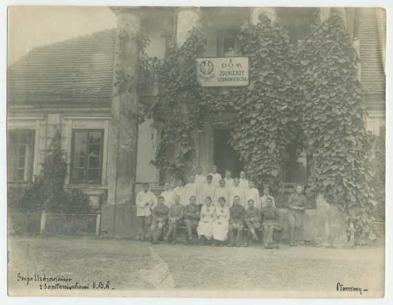 Photographie de groupe (patients et soignants) devant la «première maison pour soldats convalescents» de la Croix Blanche polonaise à Plomiany, village de la voïvodie de Couïavie-Poméranie, dans le centre-nord de la Pologne