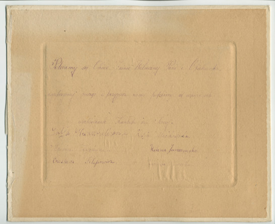 Photographie de six jeunes filles en uniforme portant leurs «remerciements à Madame et Bienfaitrice pour qu'elle accepte le dons de nos filles» – avec légende manuscrite et signatures des six filles au verso