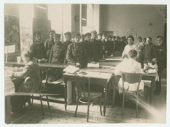 Photographie de soldats en uniforme dans un magasin (?) de la Croix Blanche polonaise