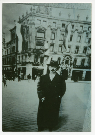 Photographie de Paderewski devant l'hôtel Bazar de Poznan fin décembre 1918
