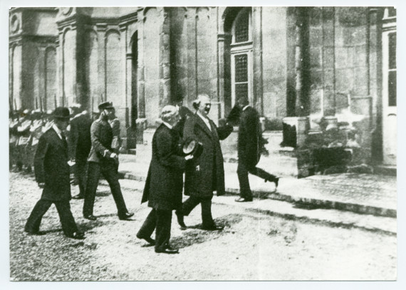 Photographie de Paderewski se rendant comme président au Conseil des ministres à Varsovie en 1919