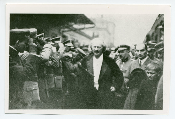 Photographie de Paderewski, alors premier ministre et ministre des affaires étrangères de la Deuxième République de Pologne, saluant des soldats dans les rues de Varsovie en 1919