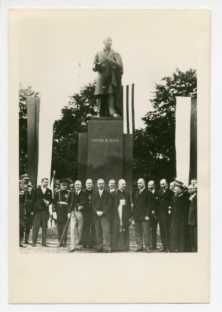 Photographie de l'inauguration à Varsovie en 1932 de la statue du colonel Edward Mandell House (1858-1938) – parmi les autorités: Sylwin Strakacz, secrétaire de Paderewski