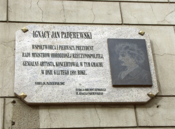 Photographie de la plaque commémorative du concert donné par Paderewski à Wroclaw le 6 février 1891, posée en octobre 2002 sur la façade du bâtiment de la Bourse (Gieldy)