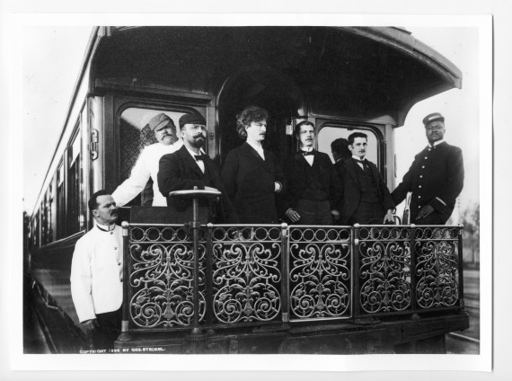 Photographie de Paderewski avec son personnel sur la plateforme arrière de son pullman-car privé lors de la tournée américaine 1895-1896