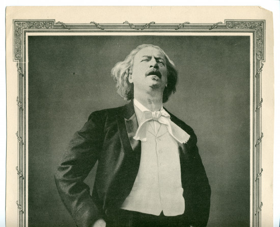 Photographie de Paderewski prononçant un discours à Chicago en 1915 – tirage imprimé du Chicago Herald, avec cadre ornementé et signature de Paderewski