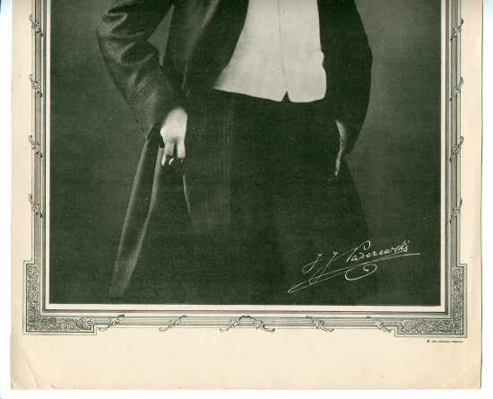 Photographie de Paderewski prononçant un discours à Chicago en 1915 – tirage imprimé du Chicago Herald, avec cadre ornementé et signature de Paderewski