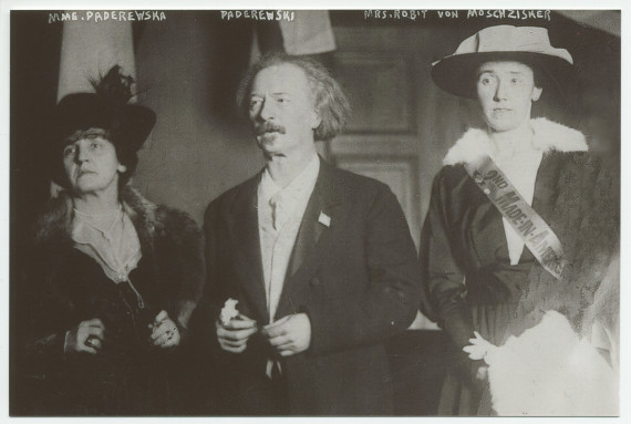 Photographie d'Ignace et Hélène Paderewski en compagnie de Mrs Anne von Moscheisker (épouse de Robert, juge à la Cour suprême de Philadelphie), réalisée probablement le 17 décembre 1916 au Metropolitan Opera House de Philadelphie