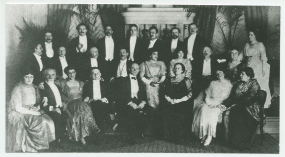 Photographie de groupe (légendée) des participants à une séance musicale tenue en 1916 à New York dans les salons du banquier et mécène suisse Edouard de Coppet