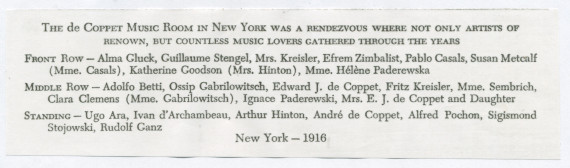Photographie de groupe (légendée) des participants à une séance musicale tenue en 1916 à New York dans les salons du banquier et mécène suisse Edouard de Coppet