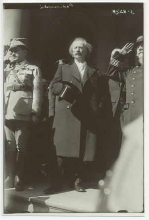 Photographie d'Ignace Paderewski se découvrant durant l'hymne national américain, sur les marches devant le City Hall de New York, en compagnie du général Louis Archinard, en mars 1918