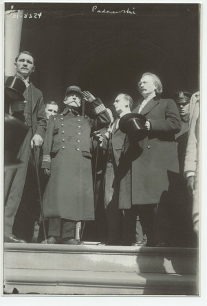 Photographie d'Ignace Paderewski se découvrant durant l'hymne national américain, sur les marches devant le City Hall de New York, en compagnie du général Louis Archinard, en mars 1918