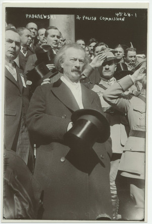 Photographie d'Ignace Paderewski se découvrant durant l'hymne national américain, sur les marches devant le City Hall de New York, en compagnie de militaires et officiels polonais, en mars 1918