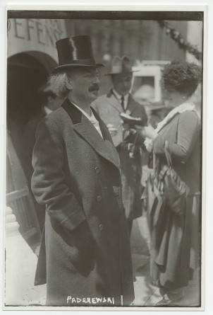 Photographie d'Ignace Paderewski, debout avec son chapeau haut-de-forme, lors de la vente de «Liberty Bonds» («actions de la liberté» vendues en faveur de l'effort de guerre allié), le 4 avril 1918 sous la Liberty Bell du City Hall Plaza à New York