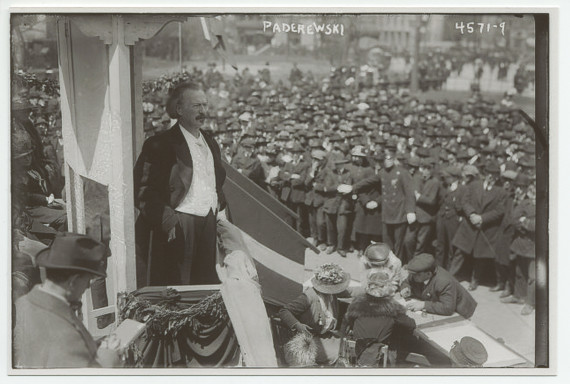 Photographie d'Ignace Paderewski, sur l'estrade devant la foule, lors de la vente de «Liberty Bonds» («actions de la liberté» vendues en faveur de l'effort de guerre allié), le 4 avril 1918 sous la Liberty Bell du City Hall Plaza à New York