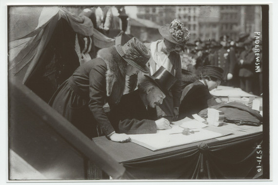 Photographie d'Ignace Paderewski signant des «Liberty Bonds» («actions de la liberté» vendues en faveur de l'effort de guerre allié) sous le regard de son épouse Hélène, le 4 avril 1918 sous la Liberty Bell du City Hall Plaza à New York
