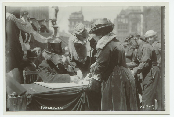 Photographie d'Ignace Paderewski signant des «Liberty Bonds» («actions de la liberté» vendues en faveur de l'effort de guerre allié) sous le regard de son épouse Hélène, le 4 avril 1918 sous la Liberty Bell du City Hall Plaza à New York