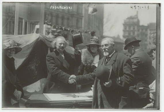 Photographie d'Ignace Paderewski serrant la main d'un monsieur, chapeau découvert, lors de la vente de «Liberty Bonds» («actions de la liberté» vendues en faveur de l'effort de guerre allié), le 4 avril 1918 sous la Liberty Bell du City Hall Plaza à New Yo