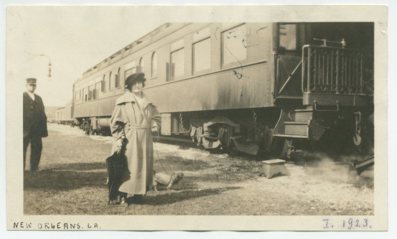 Photographie d'Hélène Paderewska devant le pullman-car privé des tournées américaines, en gare de La Nouvelle-Orléans en janvier 1923