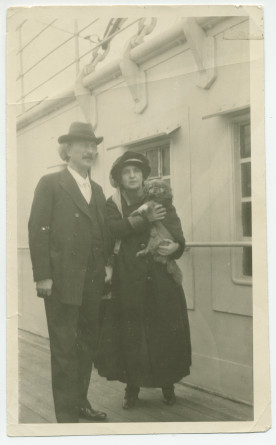 Photographie originale (jaunie) d'Ignace et Hélène Paderewski (avec le chien Ping) à bord du SS «Paris», le 24 mai 1923, à destination de New York
