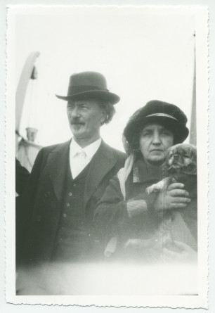 Photographie d'Ignace et Hélène Paderewski (avec le chien Ping) à bord du SS «Paris», le 24 mai 1923, à destination de New York
