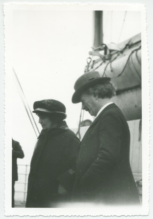 Photographie d'Ignace et Hélène Paderewski (de profil) à bord du SS «Paris», le 24 mai 1923, à destination de New York