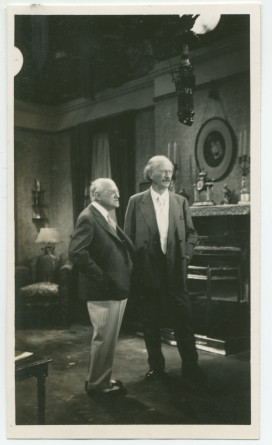 Photographie de Paderewski visitant les studios d'Universal City, dans la vallée de San Fernando en Californie, en compagnie de leur fondateur, Carl Laemmle (1867-1939), le 7 avril 1932