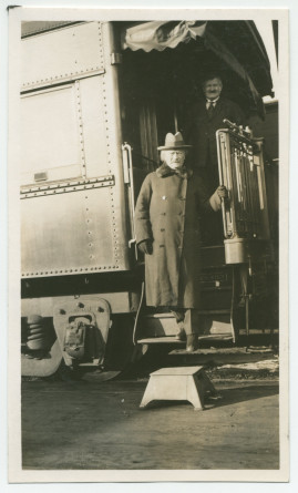Photographie de Paderewski descendant du pullman-car affrété pour sa tournée américaine 1932 (?), avec son valet Marcel Sentou à l'arrière