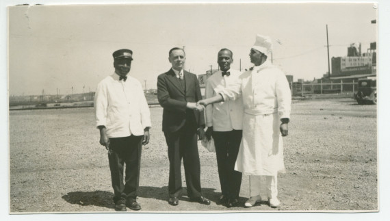 Photographie du personnel de tournée au service du pullman-car privé de Paderewski le 17 avril 1939 à San Antonio, au Texas