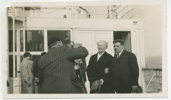 Photographie de Paderewski et de son soignant (?) en train de se faire photographier sur le pont du «Normandie» lors d'une traversée de l'Atlantique (au retour en juin 1939?)