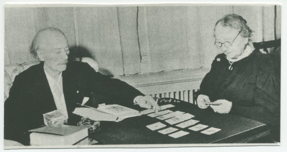 Photographie de Paderewski jouant au bridge, son jeu favori, avec sa sœur Antonina Wilkonska à l'Hôtel Buckingham à New York, lors de son ultime séjour en 1940-1941