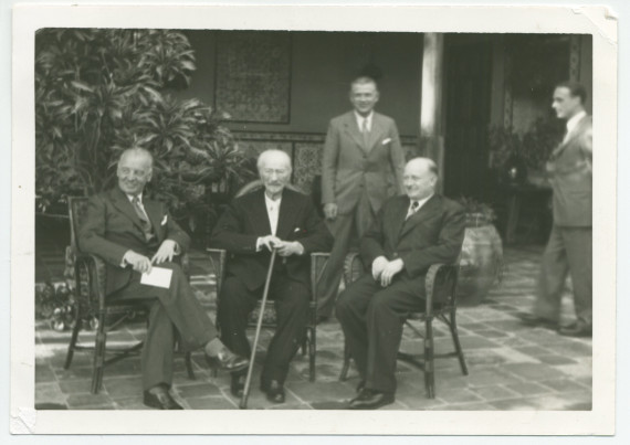Photographie de Paderewski recevant deux figures de proue du Gouvernement polonais en exil, Sikorski et Mikolajczyk, en compagnie de son secrétaire Strakacz et de l'aide de camp de Sikorski, le comte Zamoyski, au printemps 1941 à Palm Springs, en Floride