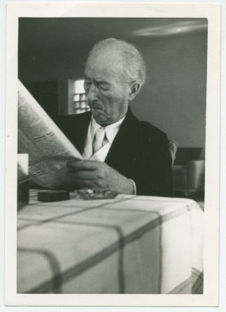 Photographie de Paderewski lisant son journal au printemps 1941 à Palm Springs, en Floride, où il est l'hôte de Mrs Sophie Stotesbury