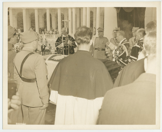 Photographie du cercueil d'Ignace Paderewski, drapé de l'aigle polonais, entouré de vétérans polonais et de dignitaires religieux, prise lors des obsèques nationales du 5 juillet 1941 au cimetière national d'Arlington, en Virginie