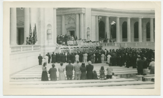 Photographie du service funèbre d'Ignace Paderewski, le 5 juillet 1941 au cimetière national d'Arlington, en Virginie