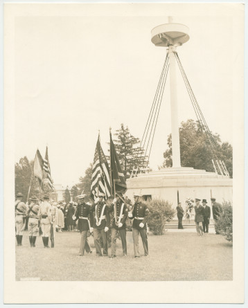 Photographie de l'USS Maine Mast Memorial, où est exposé le cercueil de Paderewski, prise le 5 juillet 1941, jour des obsèques nationales du musicien et homme d'Etat au cimetière national d'Arlington, en Virginie