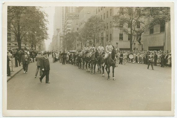 Photographie du cortège funèbre d'Ignace Paderewski début juillet 1941 dans les rues de New York, précédé par des chevaux noirs