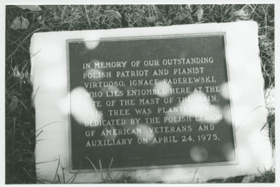 Photographie de la plaque commémorative posée en 1975 à l'occasion de la plantation d'un arbre à proximité du cercueil d'Ignace Paderewski attendant son rapatriement en Pologne dans l'USS Maine Mast Memorial du cimetière national d'Arlington